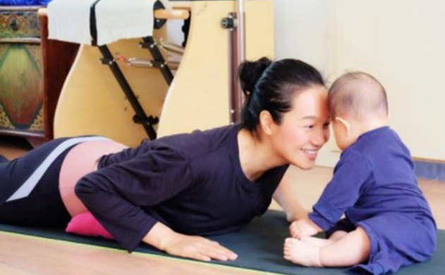 朱丹带女儿健身 胖嘟嘟的小妹妹很萌 丸子头的妈妈气色也不错