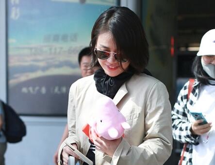 马思纯对小猪佩奇爱不释手 黑色运动帽衫外搭不对称外套略显老气