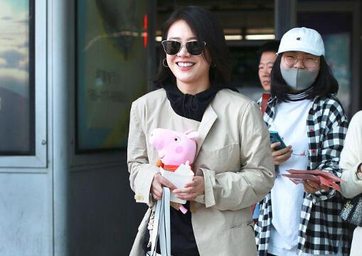 马思纯拿小猪佩奇一路摆玩 我们帅气的