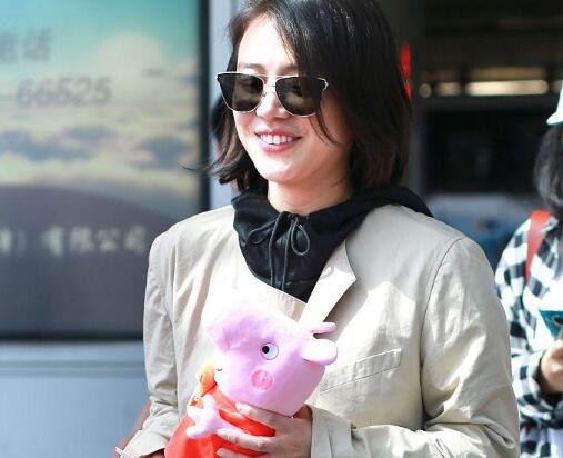 小马哥又回来了!马思纯获小猪佩奇 拿在手里把玩爱不释手