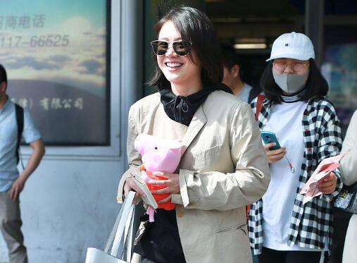 小马哥又回来了!马思纯获小猪佩奇 拿在手里把玩爱不释手