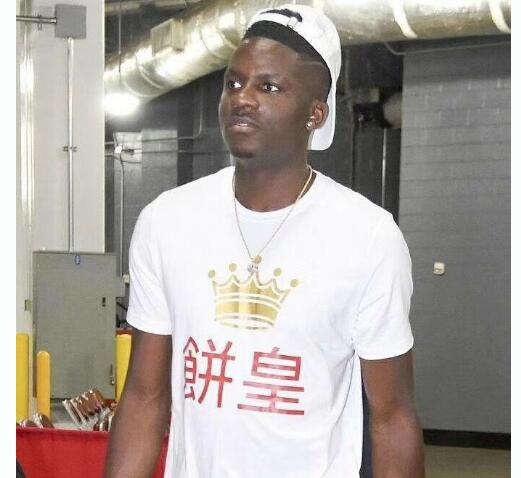 太酷了！卡佩拉穿饼皇T恤感谢