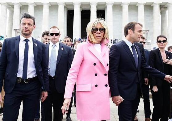 马克龙现美国街头 保镖着装时尚头发还做了造型