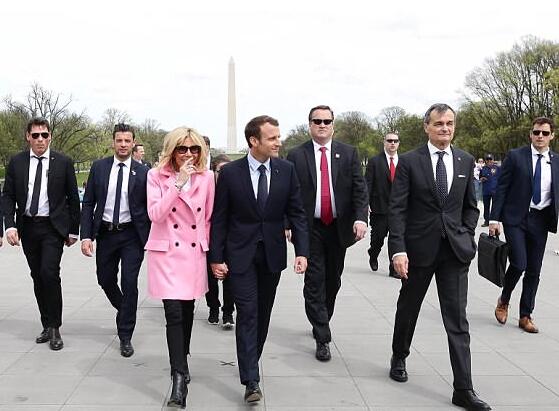 马克龙现美国街头 保镖着装时尚头发还做了造型