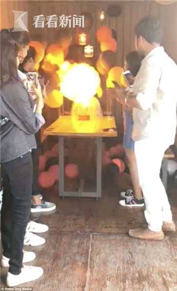 惊魂！点蜡烛引爆氢气球 寿星女孩瞬间被火吞噬惊恐地尖叫四散
