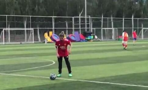 娱乐圈顶尖水平！鹿晗绿茵场炫球技 身红色T恤黑色运动裤十分帅气