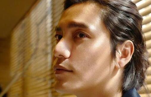 画面很有质感！陈坤扎小辫自拍帅炸了 网友:你帅了那么多年不累吗