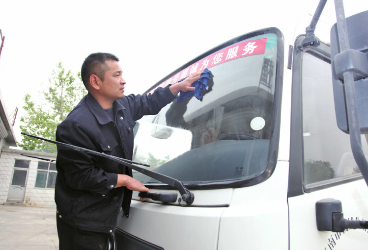 致敬劳动者 他们在平凡的岗位上演绎着不平凡