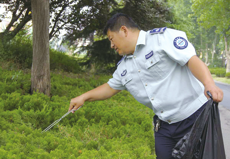 致敬劳动者 从50后到90后 他们坚守一线不负韶华