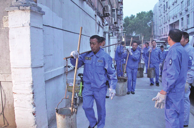 致敬劳动者 从50后到90后 他们坚守一线不负韶华