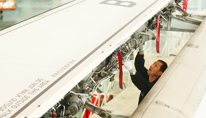 最美劳动者 飞机“医生”李建民38年“零”失误