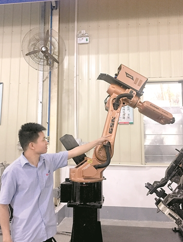 90后数控工匠：听音辨误差 诠释高技术含量的新工匠精神