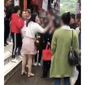 为什么要打你妈?女子当街扇母耳光两次 见女儿被围住母亲还一直维护