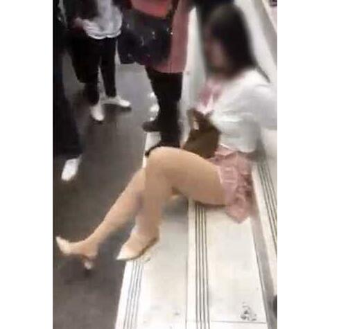 为什么要打你妈?女子当街扇母耳光两次 见女儿被围住母亲还一直维护