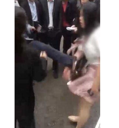 为什么要打你妈?女子当街扇母耳光两次 见女儿被围住母亲还一直维护