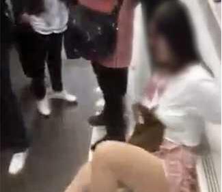 为什么要打你妈?女子当街扇母耳光两次 见女儿被围住母亲还一直维护
