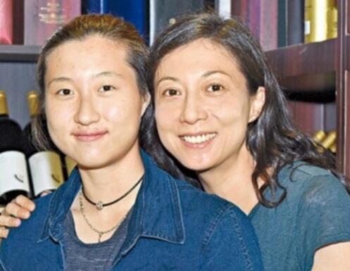 母女决裂?小龙女公开认爸成龙 吴卓林陪女友私奔吴绮莉:爱情真伟大