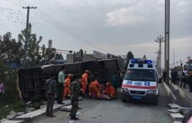 惨烈！四川什邡客车侧翻 多名人员被困车内被困人员中还有小孩