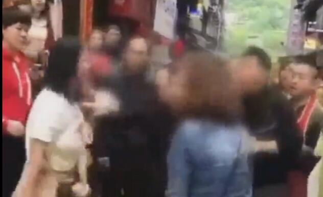 千夫所指！妙龄女子当街扇母耳光两次 