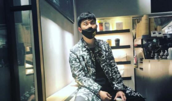 文艺范！陈赫手拿咖啡沉思帅炸 气质瞬间脱离了“跑男”中谐星人设