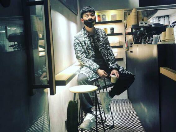 戏精boy!陈赫手拿咖啡沉思