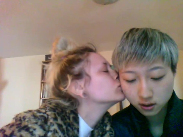 小龙女公开认爸 从这两张照片看长得实在太像成龙了