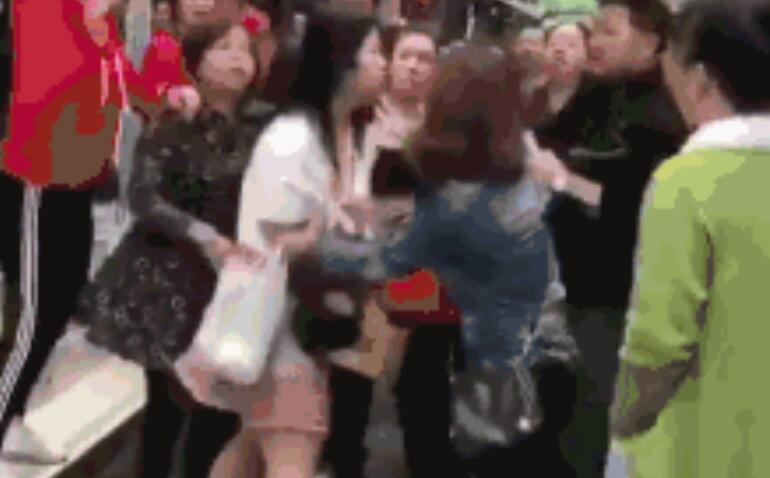 怎么忍心?女子当街扇母耳光遭暴揍 大耳刮子打在生你养你的人脸上?