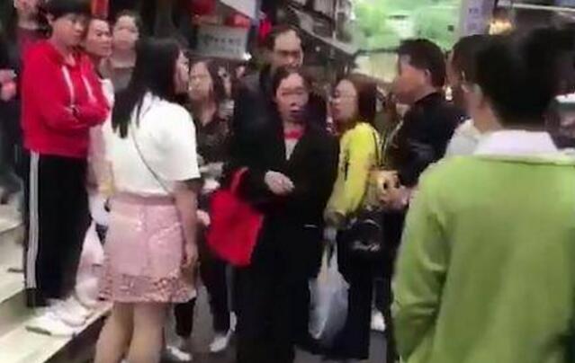怎么忍心?女子当街扇母耳光遭暴揍 大耳刮子打在生你养你的人脸上?
