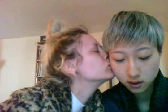 小龙女公开认爸 走投无路下发“求助”视频表示是成龙的女儿