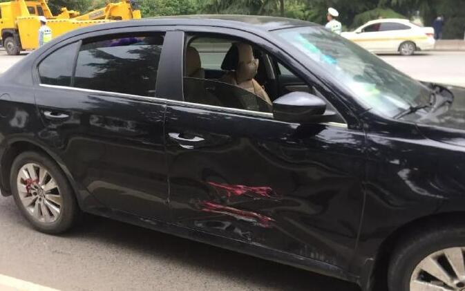 西安18车连撞 疑似一辆公交车刹车失灵导致连环事故