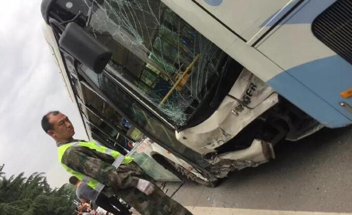 西安18车连撞 疑似一辆公交车刹车失灵导致连环事故