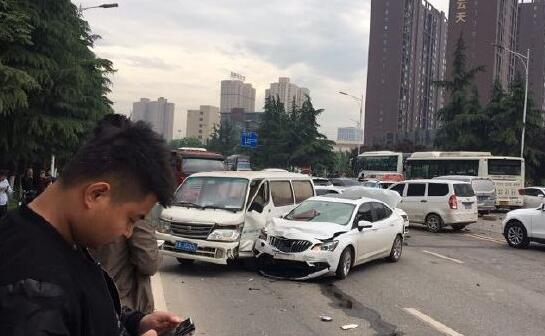 西安18车连撞 疑似一辆公交车刹车失灵导致连环事故