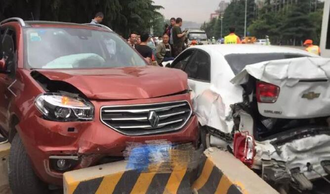 西安18车连撞 疑似一辆公交车刹车失灵导致连环事故