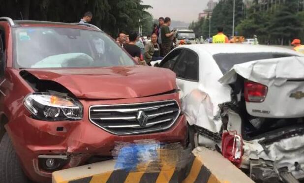 现场太惨了！西安18车连撞 疑似322路公交车刹车失灵导致