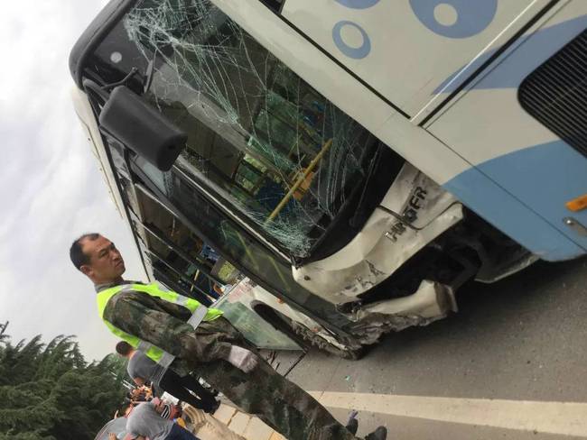 西安18车连撞 目击者称事发时一辆公交车与一辆大巴车先相撞