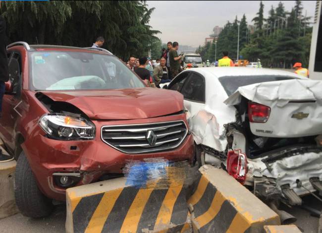 西安18车连撞 目击者称事发时一辆公交车与一辆大巴车先相撞