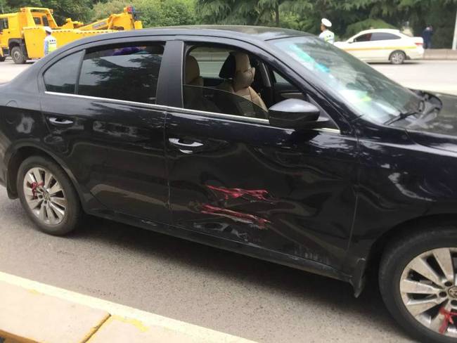 西安18车连撞 目击者称事发时一辆公交车与一辆大巴车先相撞