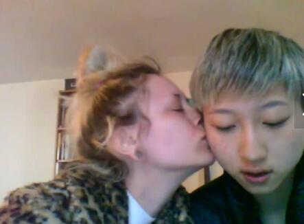 内幕惊人!小龙女公开认爸与女友拍视频 