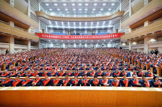 山东庆祝劳动节暨省劳动模范和先进工作者表彰大会举行