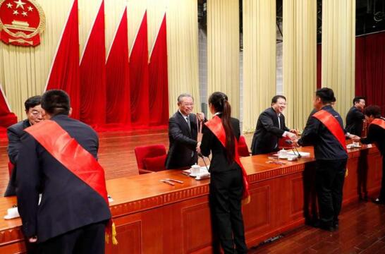 山东庆祝劳动节暨省劳动模范和先进工作者表彰大会举行