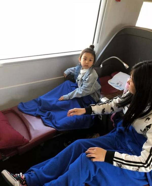 爸妈不在?李小璐女儿甜馨和保姆坐动车 淡定像大人!