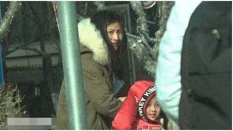 爸妈不在?李小璐女儿甜馨和保姆坐动车 淡定像大人!