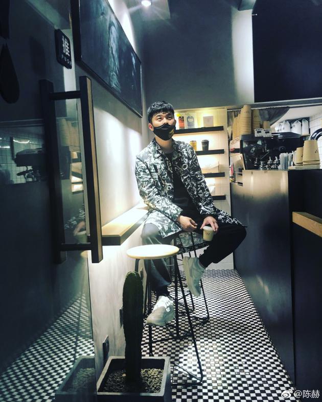 陈赫手拿咖啡沉思 整个照片是黑白色调的看起来充满现代质感