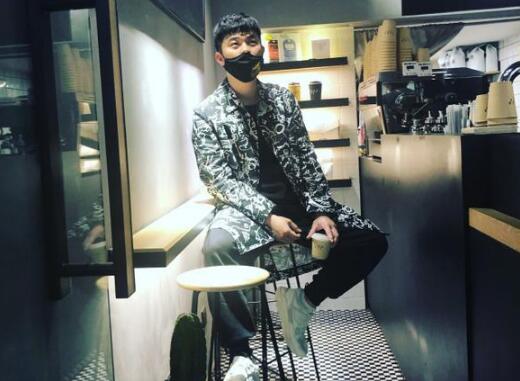 跑男最丑?陈赫手拿咖啡沉思 逗比