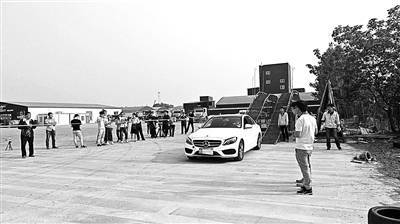 真相即将大白!失控奔驰检测 时速2公里以上开车门不会停车