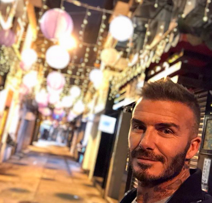 贝克汉姆罗兰合照 两人拥抱着面带微笑“龙婆”罗兰还手动点赞