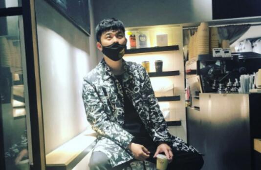 文艺赫上线!陈赫手拿咖啡沉思 瞬间脱离“跑男”中谐星人设