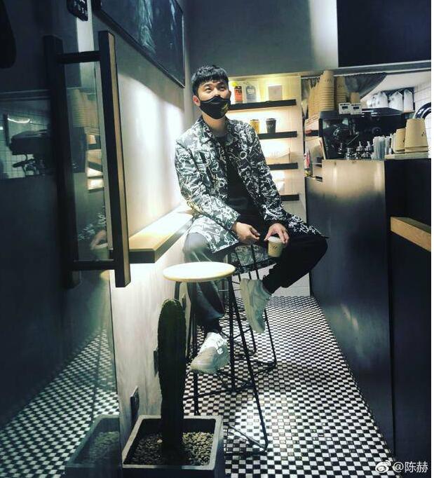 撩妹?陈赫手拿咖啡沉思 网友:确认过眼神,实在太可爱!