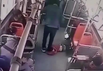 惊魂80秒!男童公交上遭过肩