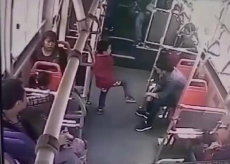 惊魂80秒!男童公交上遭过肩